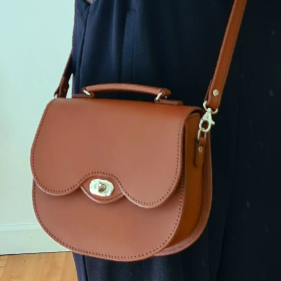Handmade Leather Twist Lock Saddle Bag - Chestnut-3