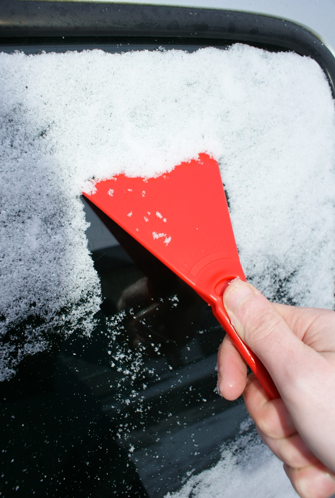 Essential Car Windscreen Ice Scraper-1
